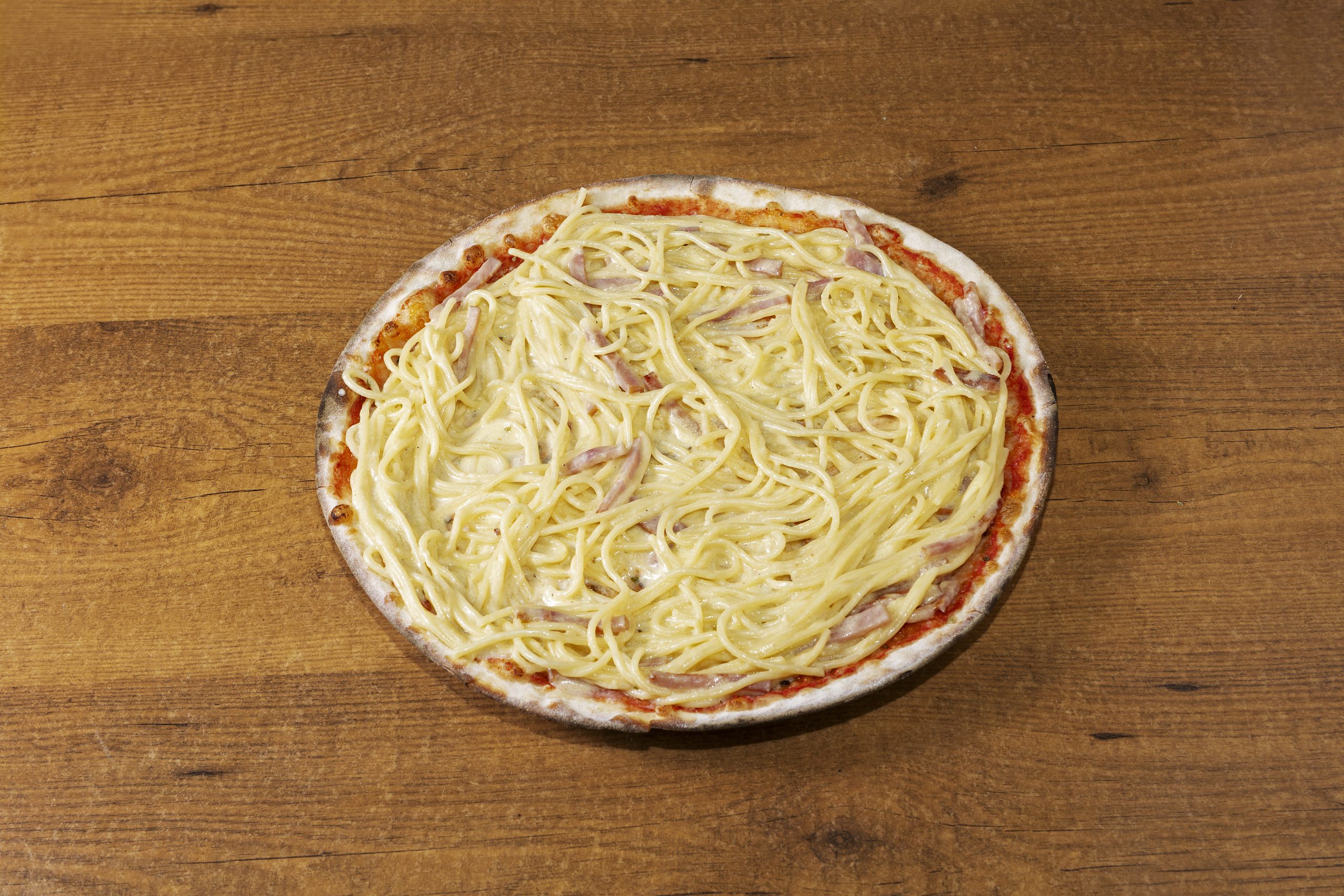 Pizza spaghetti carbonara