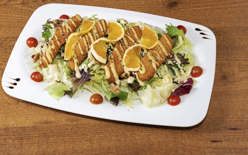 Chicken salad with fig sauce