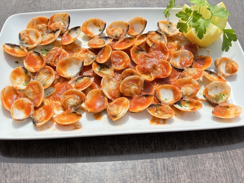 Clams in marinara style